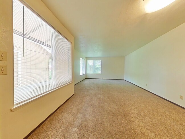 Building Photo - 2 Bedroom Duplex ~ Close to Shops ~ Pet Fr...