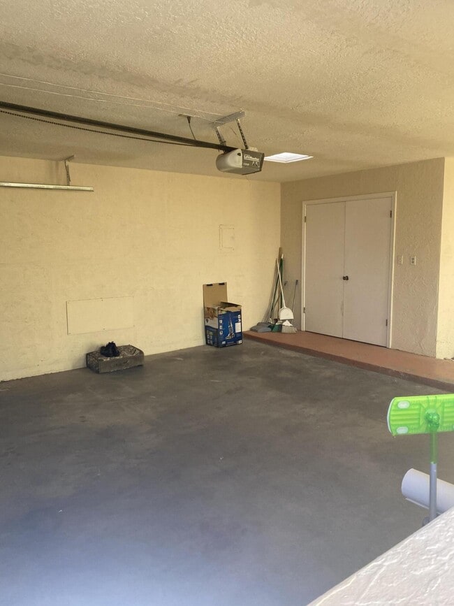 Building Photo - 320 Thunderbird Dr