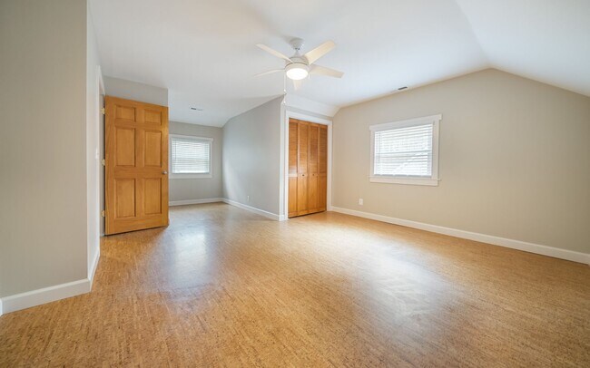 Building Photo - 407 E Lavender Ave