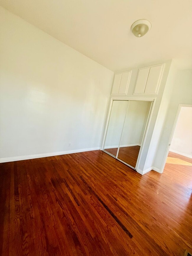 Building Photo - Two Bedroom Home with Enclosed Yard for Re...