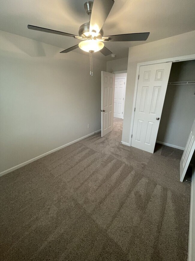 Building Photo - 3 bd 2.5 ba townhome