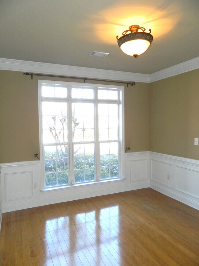 Building Photo - 1101 Brighton Dr