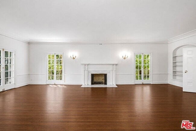 Building Photo - 809 N Bedford Dr