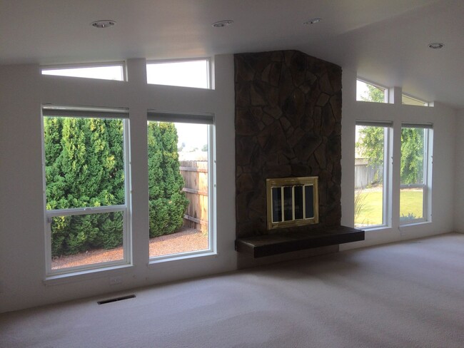 Building Photo - PENDING APPLICATIONS! Single Family Home i...