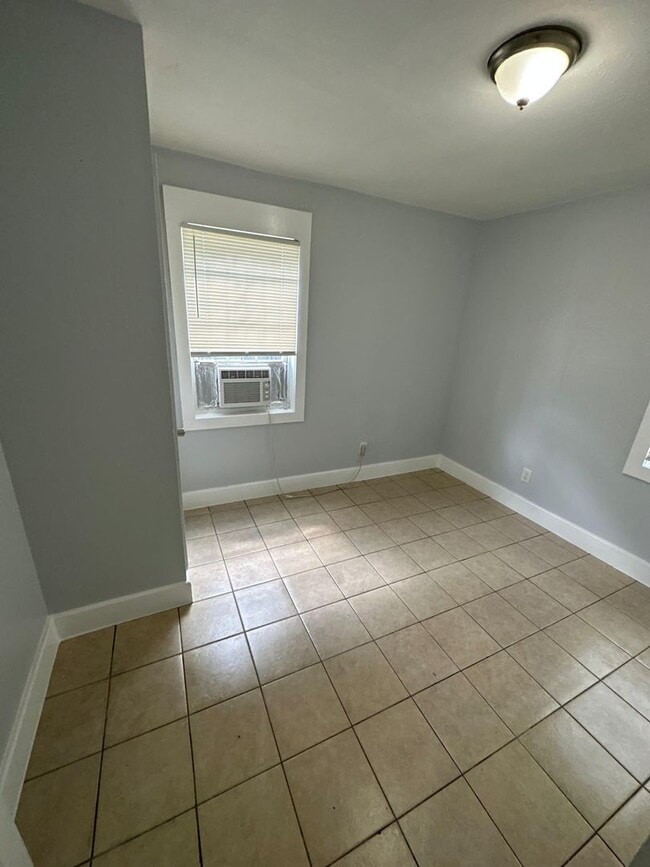 Building Photo - 2540/2542 Moncrief Rd