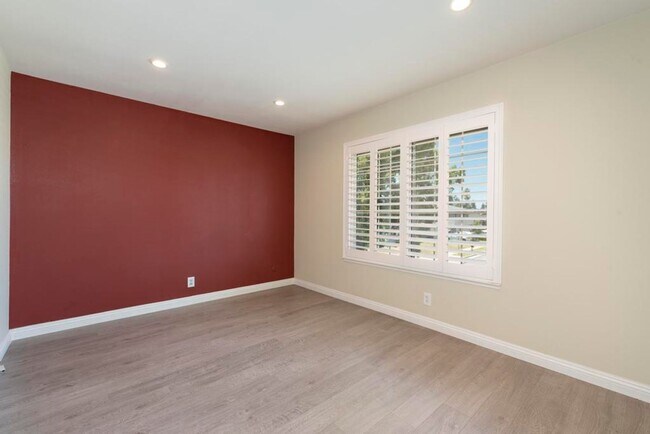 Building Photo - **Remodeled** spacious 5 bedroom home!!!