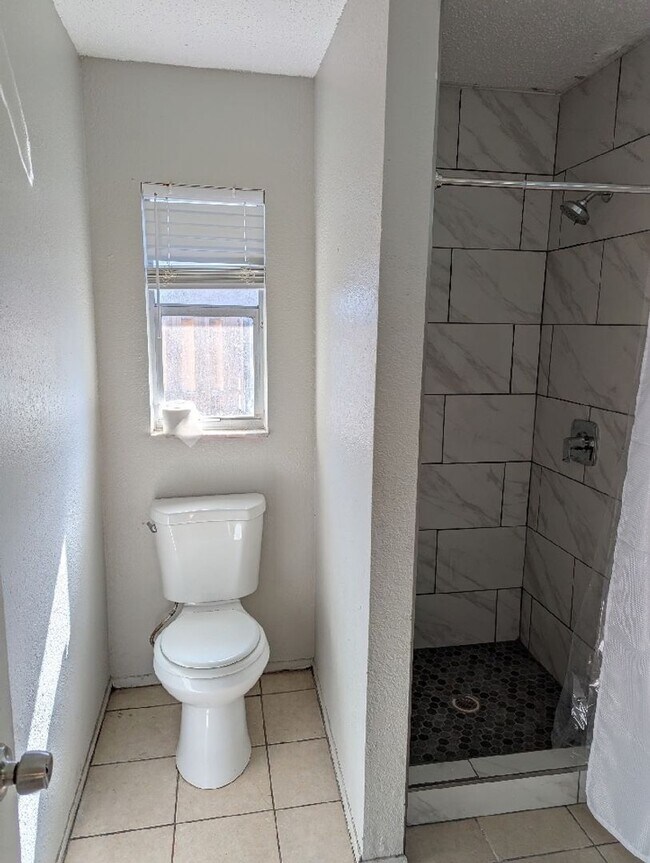 Building Photo - Lovely 3 bed 2 bath duplex