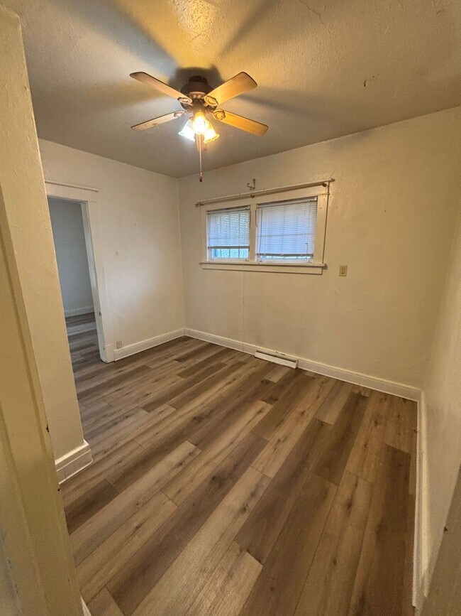 Building Photo - AVAILABLE NOW!!!  1 bedroom, 1 bath house ...