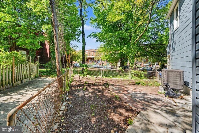 Building Photo - 3033 Barclay St