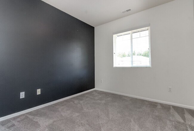 Building Photo - 3684 London Loop NE