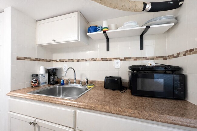 Building Photo - 4111 Oleander Dr