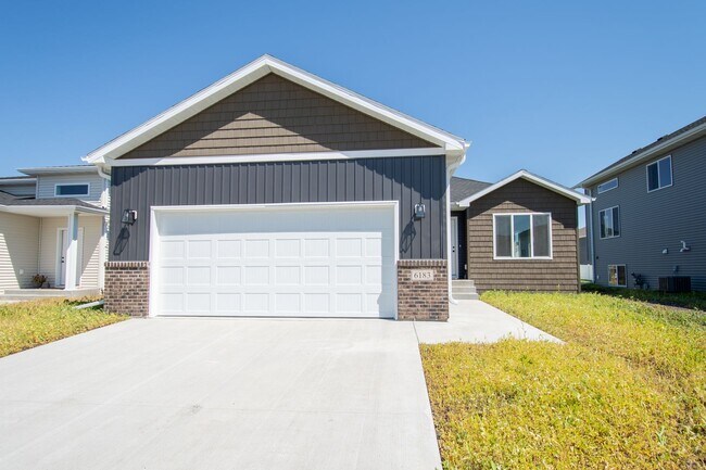 Building Photo - 4 Bed 3 Bath Single Family Home