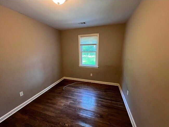 Building Photo - Charming Home with Front & Rear Porches overlooking large yard!!