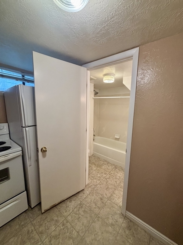 Building Photo - 979 W 100 S