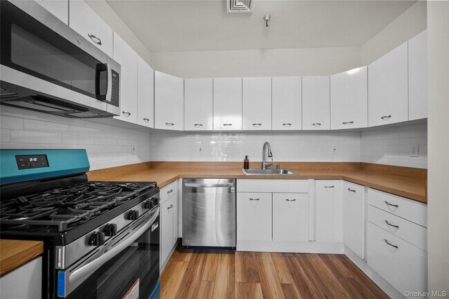 Building Photo - 520 Ashford Ave