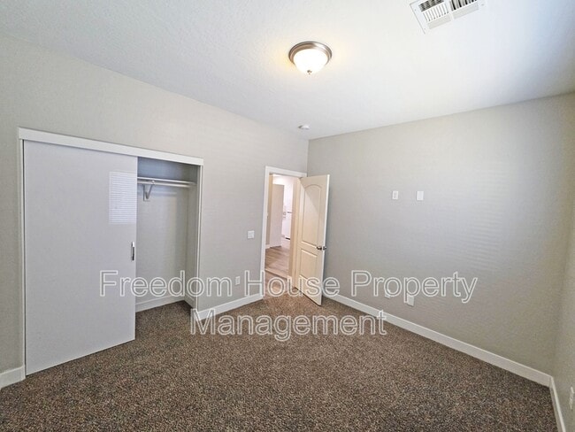 Building Photo - 1121 Sixshooter Ave