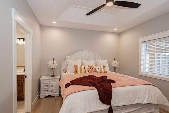Building Photo - Fully Furnished Townhome – Utilities & WiF...