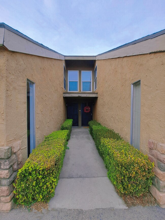Building Photo - Charming 2-Bedroom Townhome in Fresno – Spacious Layout, Modern Kitchen & Community Amenities!