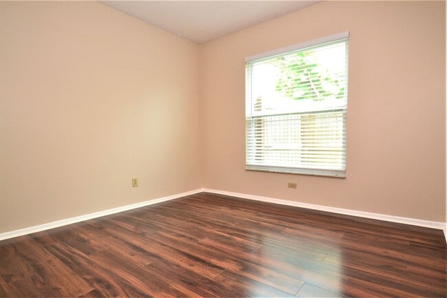 Building Photo - Upgraded Oviedo Home - Screened porch, fenced back yard, wood floors