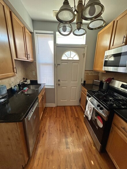 Building Photo - 2253 W Rosemont Ave