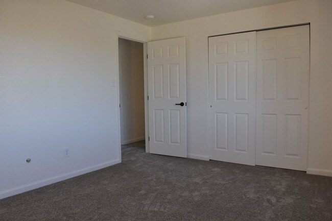 Building Photo - 2412 Sunset Dr