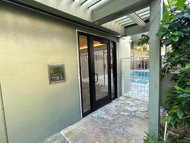 Building Photo - Crescent Park, 2 bedroom, 2 bathroom, with washer/dryer in apartment, Huge Diamond Head view from...