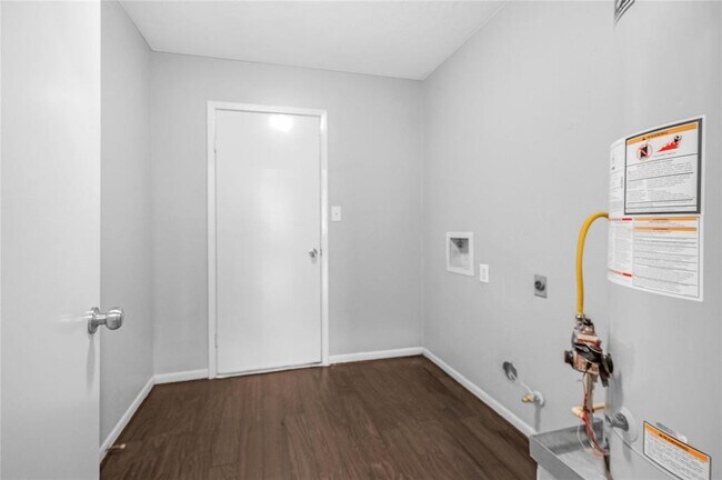 Building Photo - 2110 Highland Hills Dr