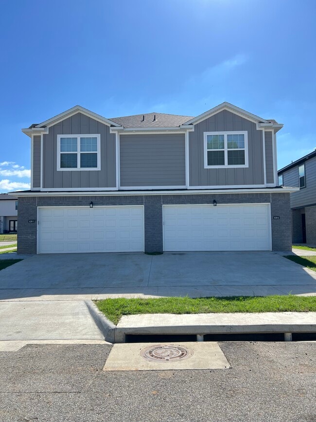 Building Photo - 1018 S Benchmark Ln