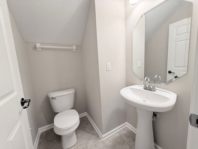 Building Photo - BEAUTIFUL 3/2.5 Hillcrest Townhome with ov...