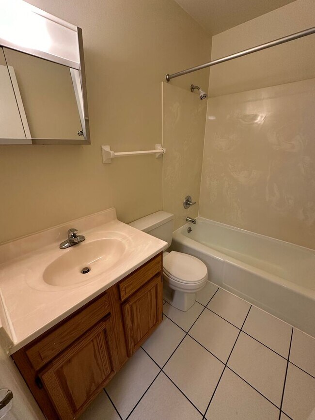 Building Photo - 300 E 16th Ave