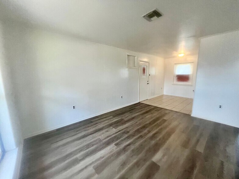 Building Photo - 240 Azalea Dr