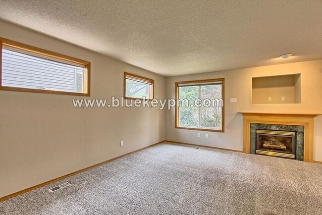 Building Photo - 3 bed 2.5 Bath Townhome in Evergreen Neigh...