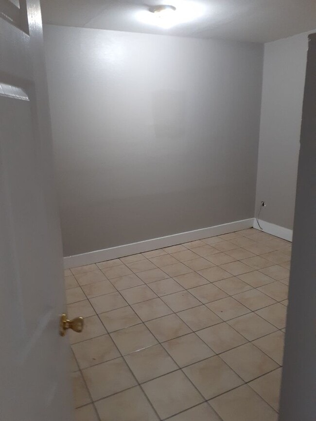 Building Photo - 3 Bedroom House