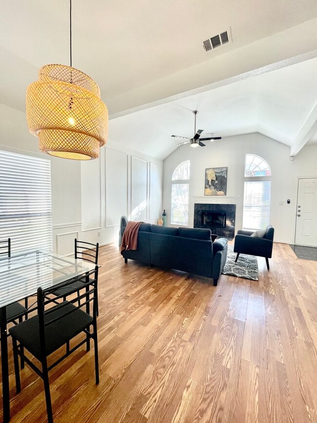 Building Photo - Recently updated home minutes from Grandscape