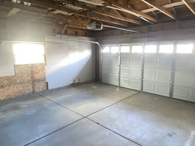 Building Photo - 1373 N 40 E St