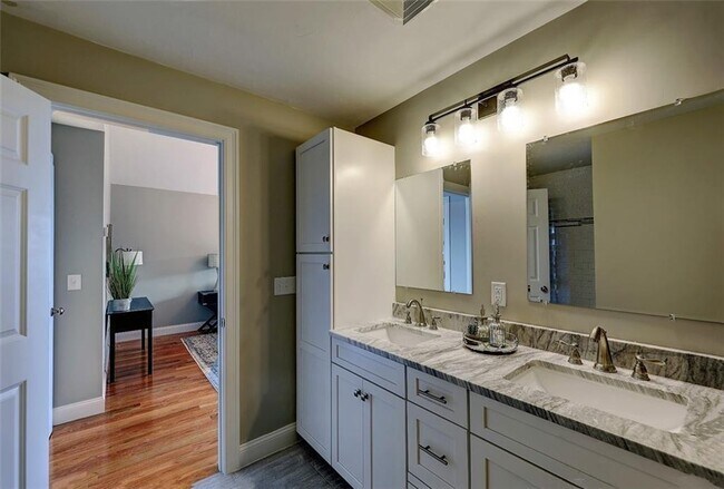 Building Photo - 301 Hunting Hill Dr