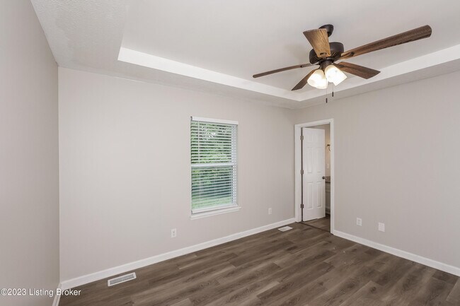 Building Photo - 523 River Oaks Dr