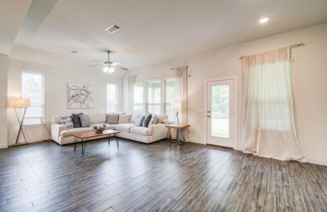 Building Photo - 27817 Ellie Oak Ln
