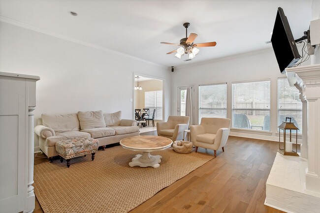 Building Photo - Gorgeous 3 Bed/ 2 Bath Single- Family Home