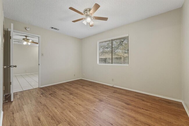 Building Photo - 8904 Pineridge Dr