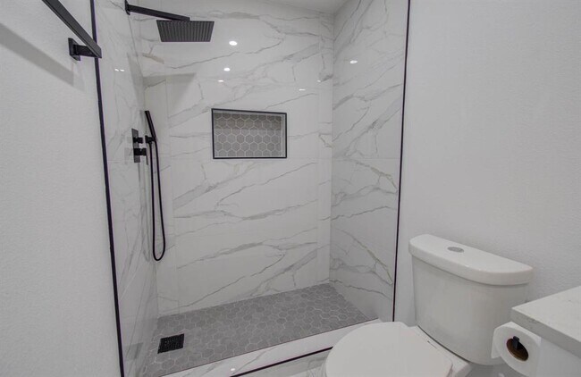 Building Photo - 5867 Sugar Hill Dr