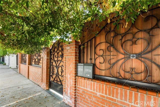 Building Photo - 13936 Magnolia Blvd