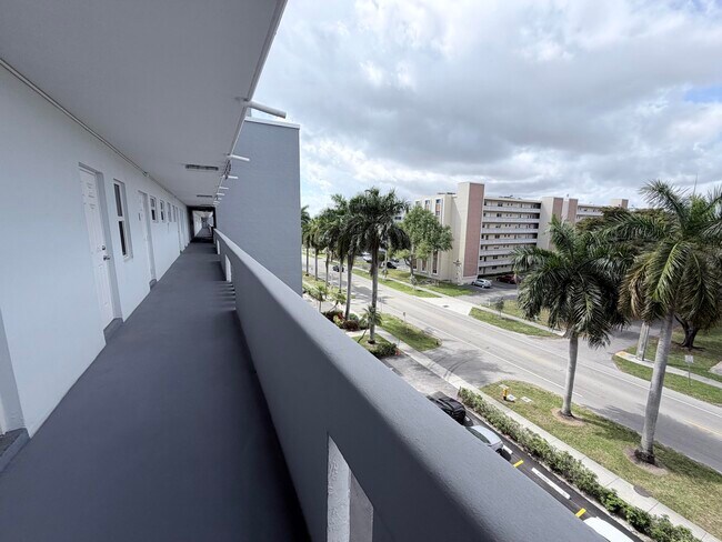 Building Photo - 1000 NE 14th Ave