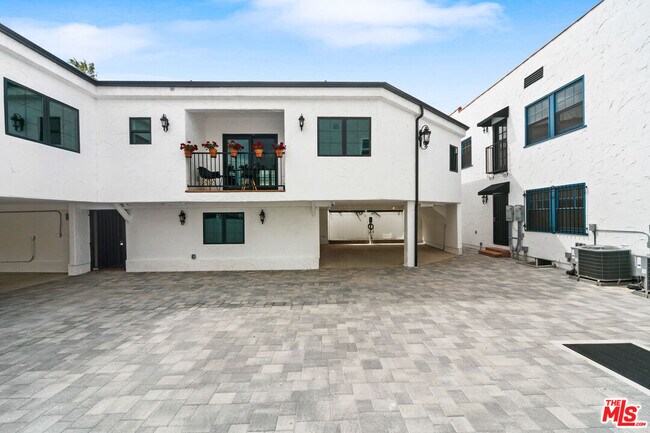Building Photo - 458 N Sierra Bonita Ave
