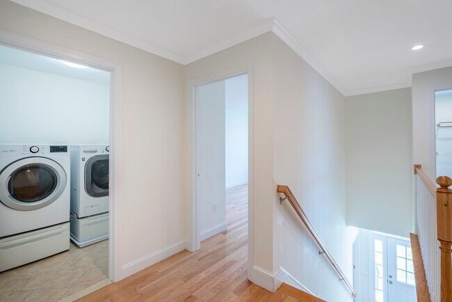 Building Photo - 2 Manchester Pl