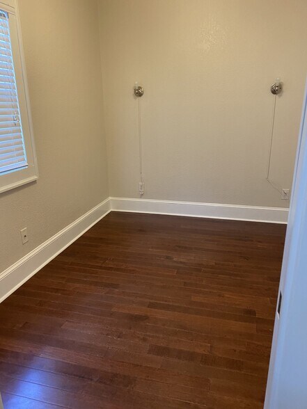 Building Photo - 714 S Bungalow Terrace