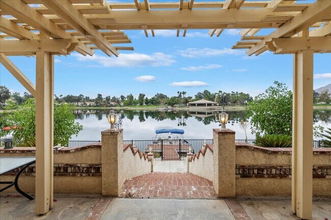 Building Photo - Lakefront Home for Lease – Panoramic Views...