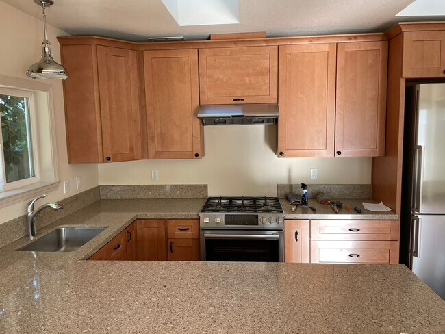 Building Photo - 467 Pamlar Ave