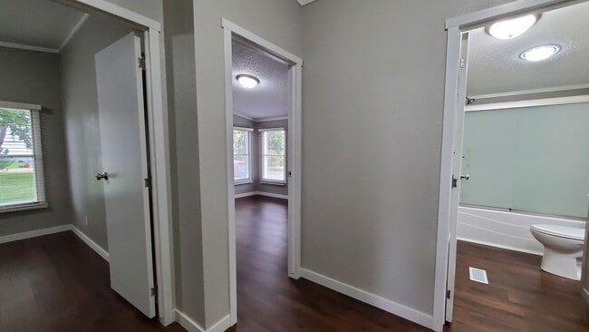 Building Photo - Spacious, Newly Renovated 3 Bed, 2 Bath Home