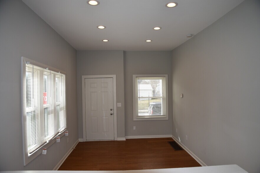 Building Photo - 352 E Hinman Ave